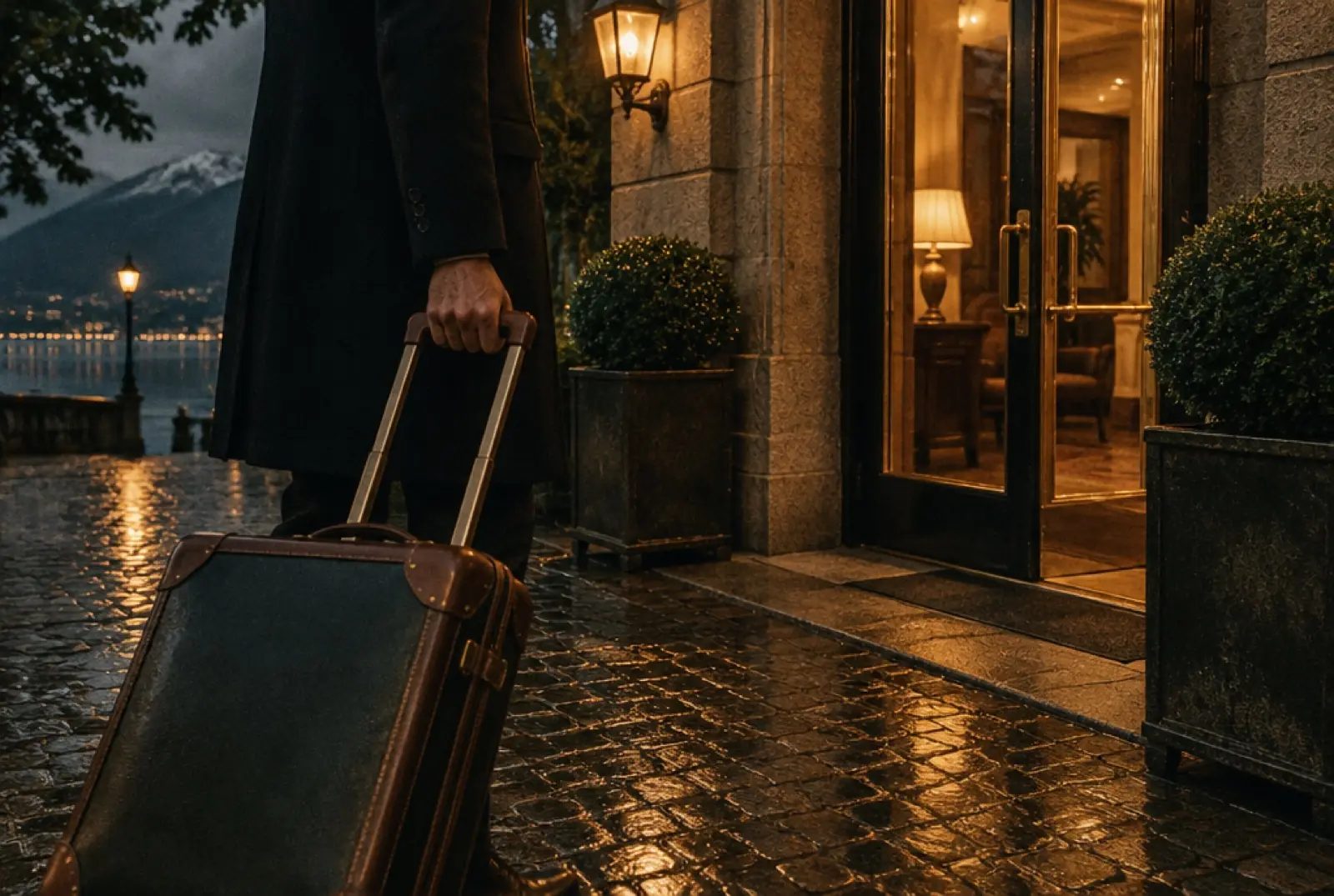 Arrivée de nuit devant l'entrée éclairée d'un hôtel au bord du lac